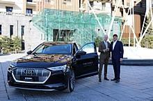 Foto: Jean-Yves Blatt (links), General Manager The Chedi Andermatt, von Hubert Christen (rechts), Inhaber Christen Automobile AG, den e-tron für das The Chedi Andermatt entgegen.